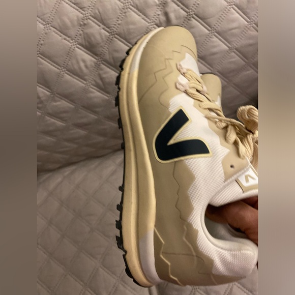 Veja women shoe size 7 Look NEW was seldom used. 
Was bought in Nortsdrom Rack. - Picture 4 of 12
